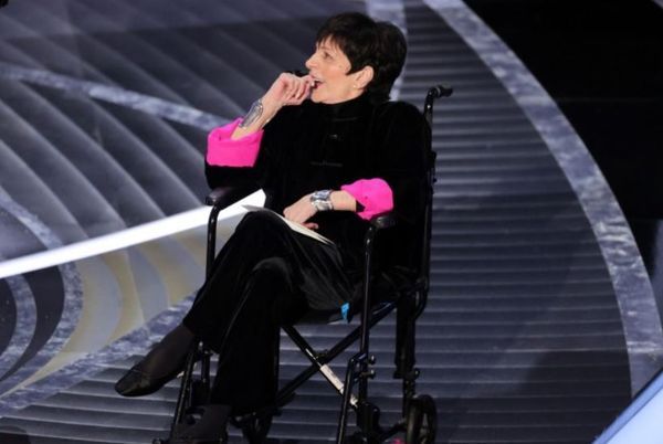 The Resilience of Liza Minnelli: Her Extraordinary Journey in a Wheelchair