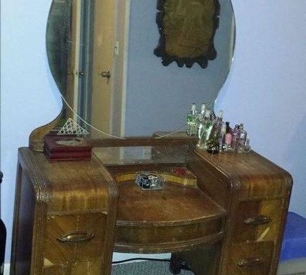 Revamp Your Vintage 1942 Vanity Table and Unleash Its Timeless Beauty