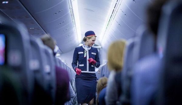 Flight Attendant Saves the Life of a Girl on the Plane