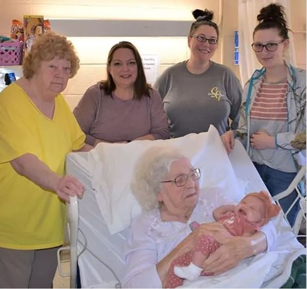 Six Generations of Women Posed for a Sweet Family Photo