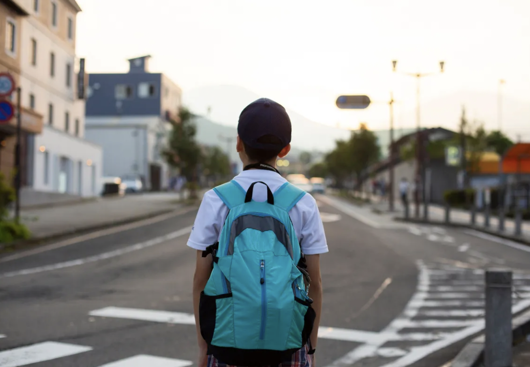 Kid Walking Home From School Spots Stranger Tail, Uses His Mother’s Trick to Outsmart the Pursuer – Story of the Day