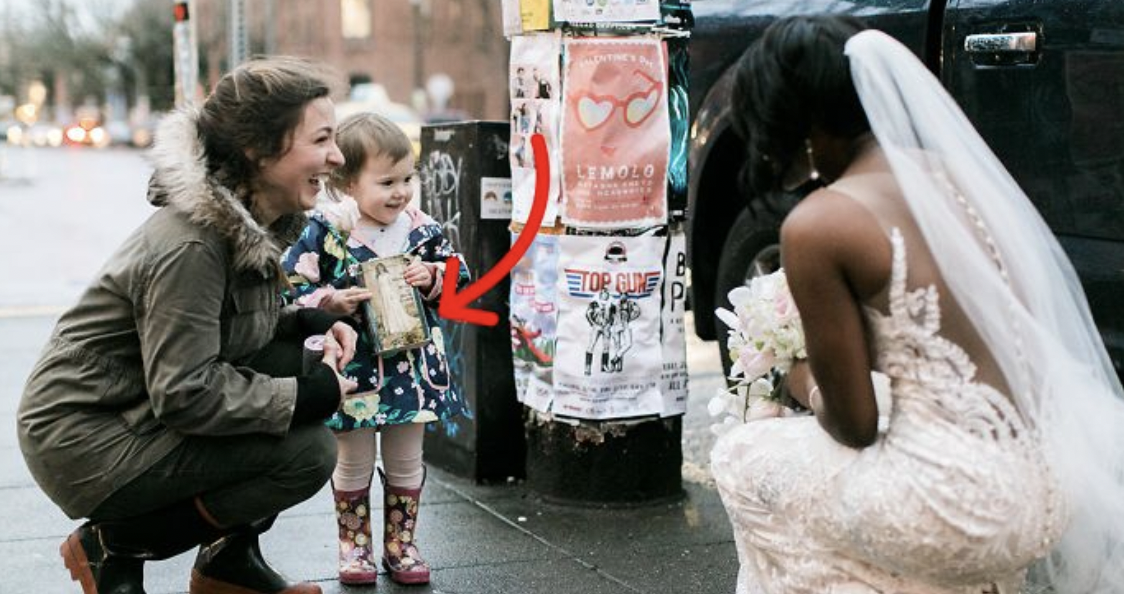 Girl Mistakes Bride For Real-Life Princess From Book She’s Holding, And Her Reaction Melts Everyone’s Hearts