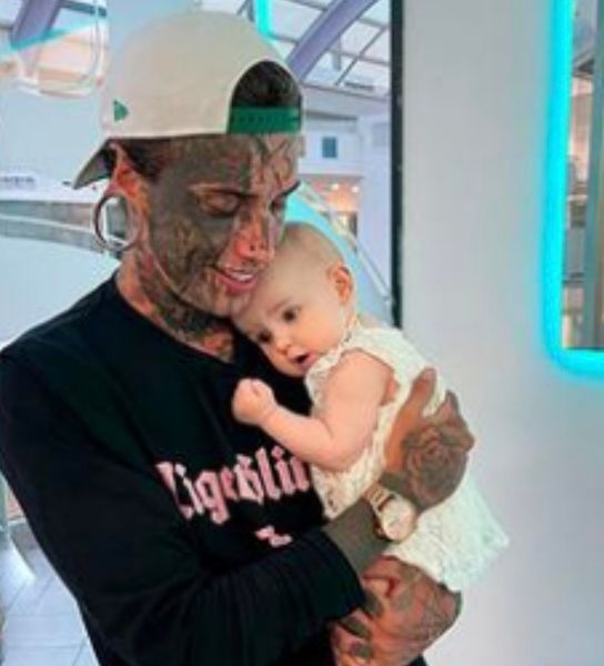 Dad whose body is completely covered in tattoos undergoes transformation for his young daughter