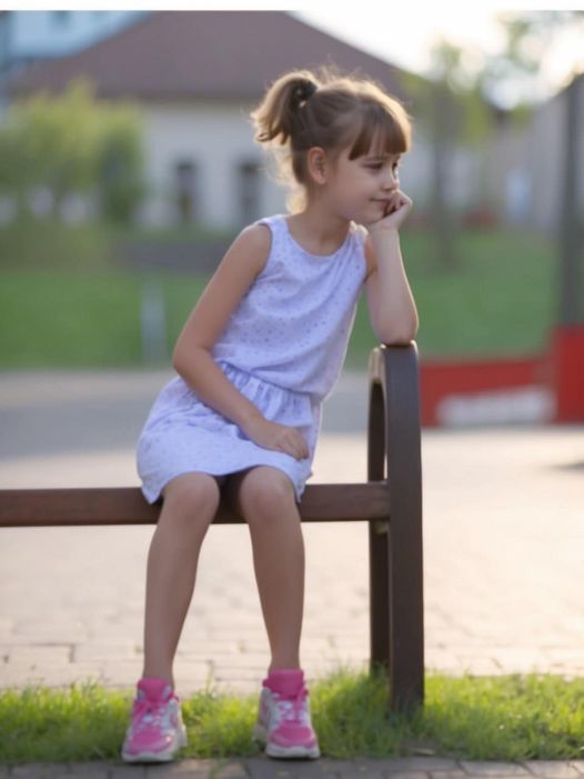 The guard approached a little girl who was sitting in the park waiting for her mother, who had left her there.