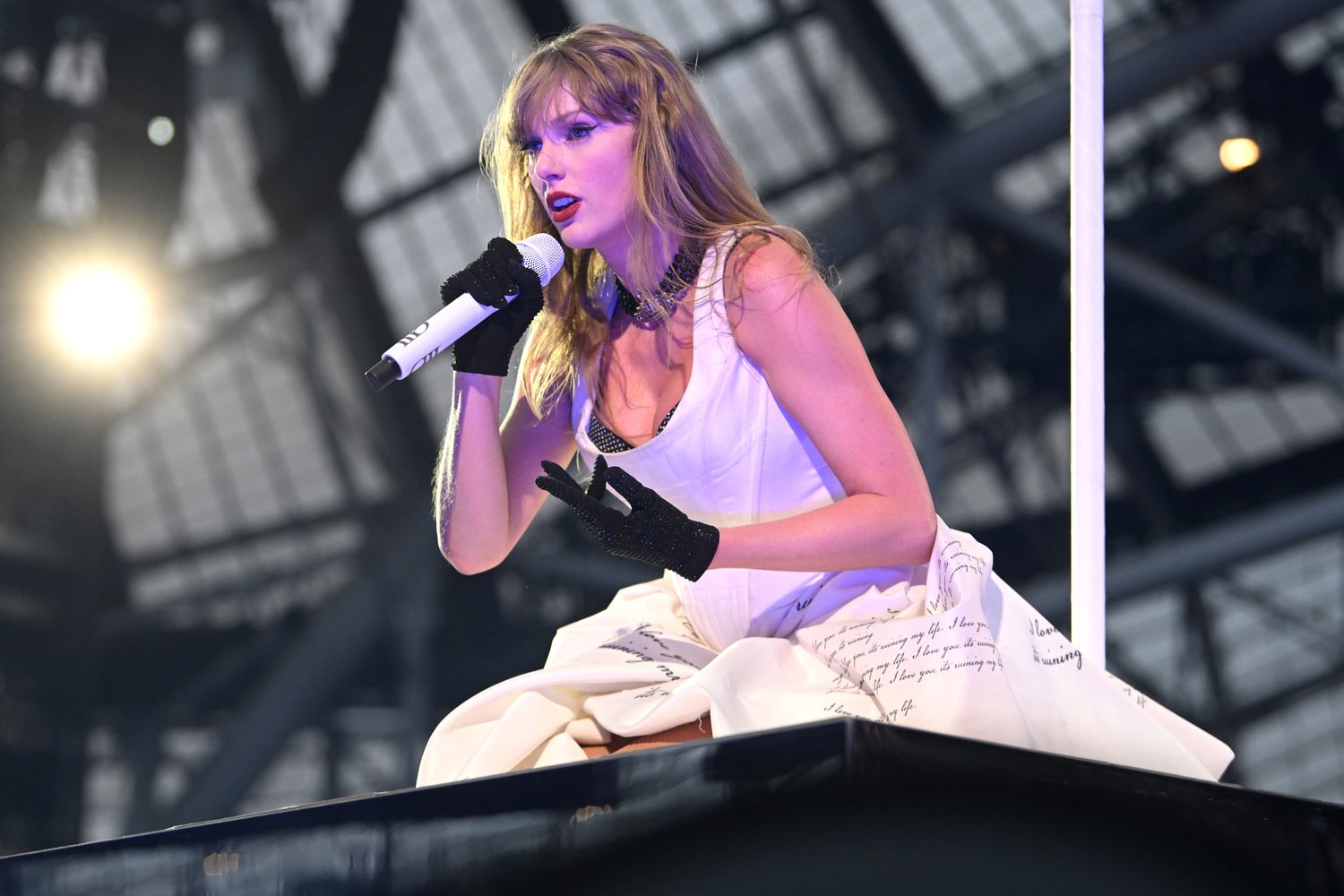 Taylor Swift Gets Stuck on Platform After Stage Malfunction During Dublin Concert