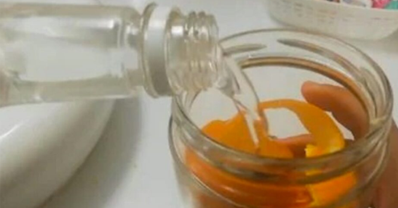 Don’t throw away the orange peels, put them in a jar and add a little vinegar: it’s worth gold in the house