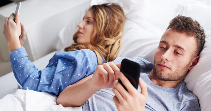 Reasons Why Your Partner is Always Online But Won’t Text You