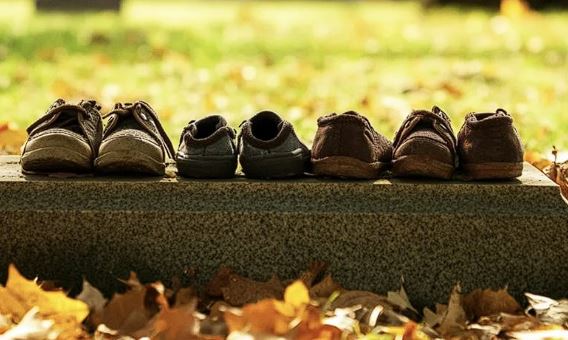 Every visit to my late husband’s grave revealed small children’s shoes—uncovering their mystery transformed my life