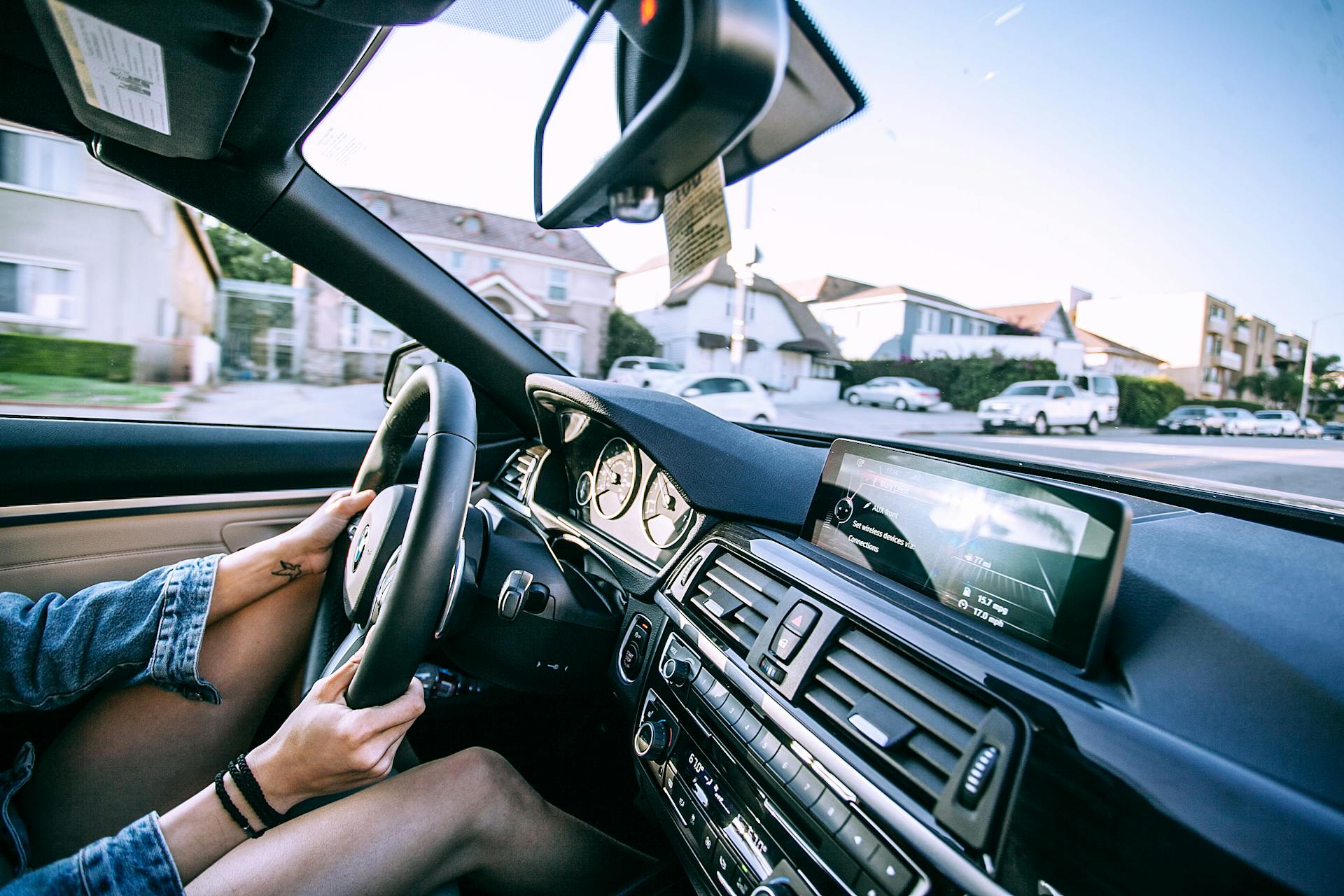 A woman driving | Source: Pexels