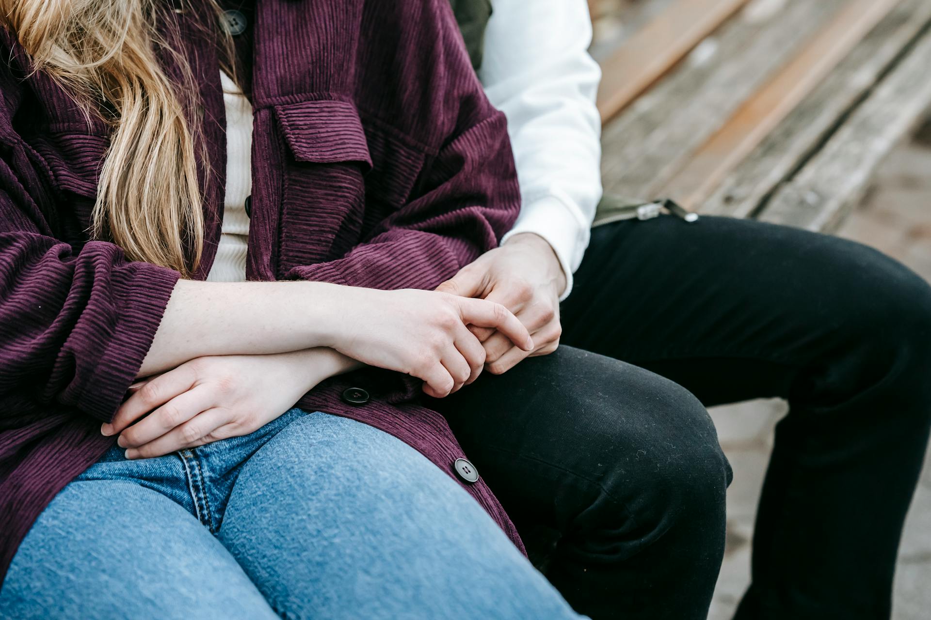 A close-up shot of a couple holding hands | Source: Pexels